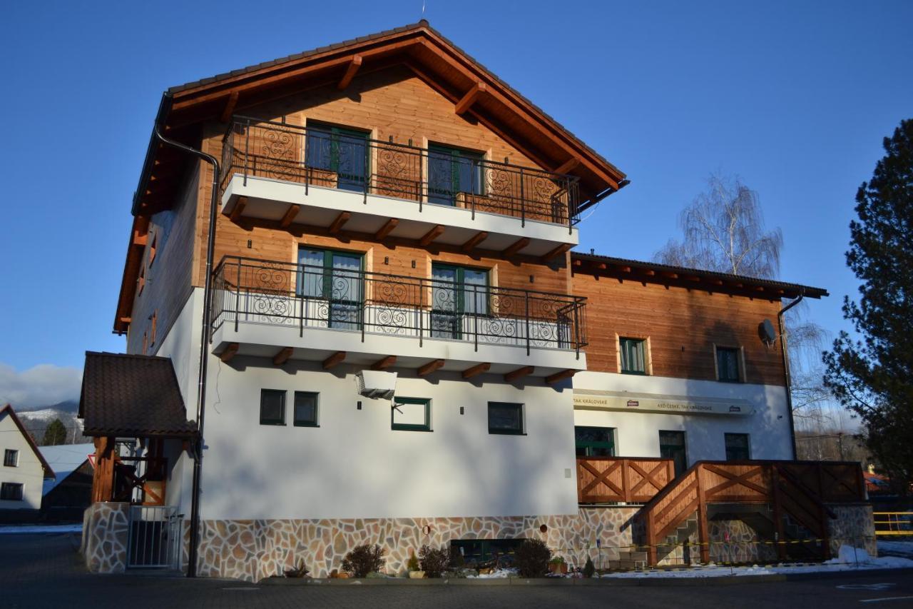 Tri Kopy*** - Penzion, Restauracia A Pizza Smrečany Exterior foto